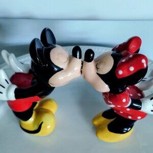 Disney Mickey and Minnie salt and pepper shakers